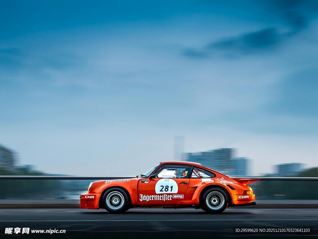 橙色赛车驰骋于道路