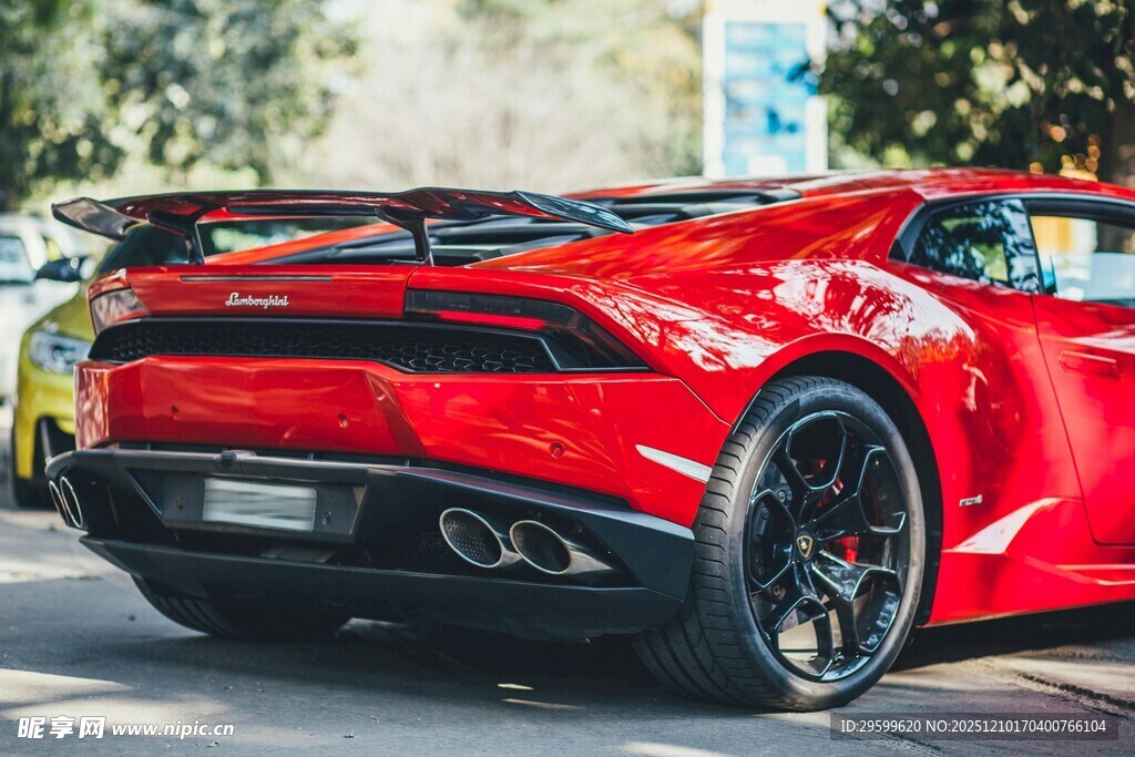 红色炫酷跑车尾部特写