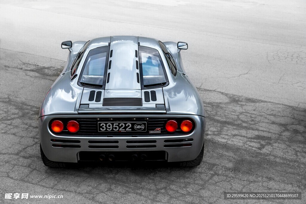 银色跑车尾部特写