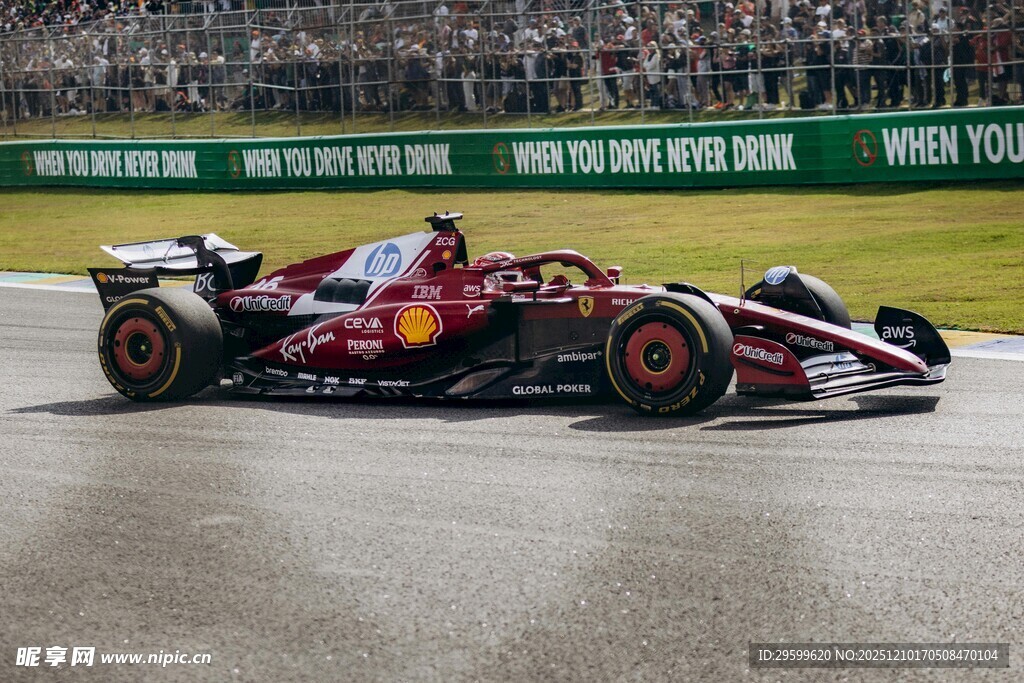 赛车飞驰在赛道上