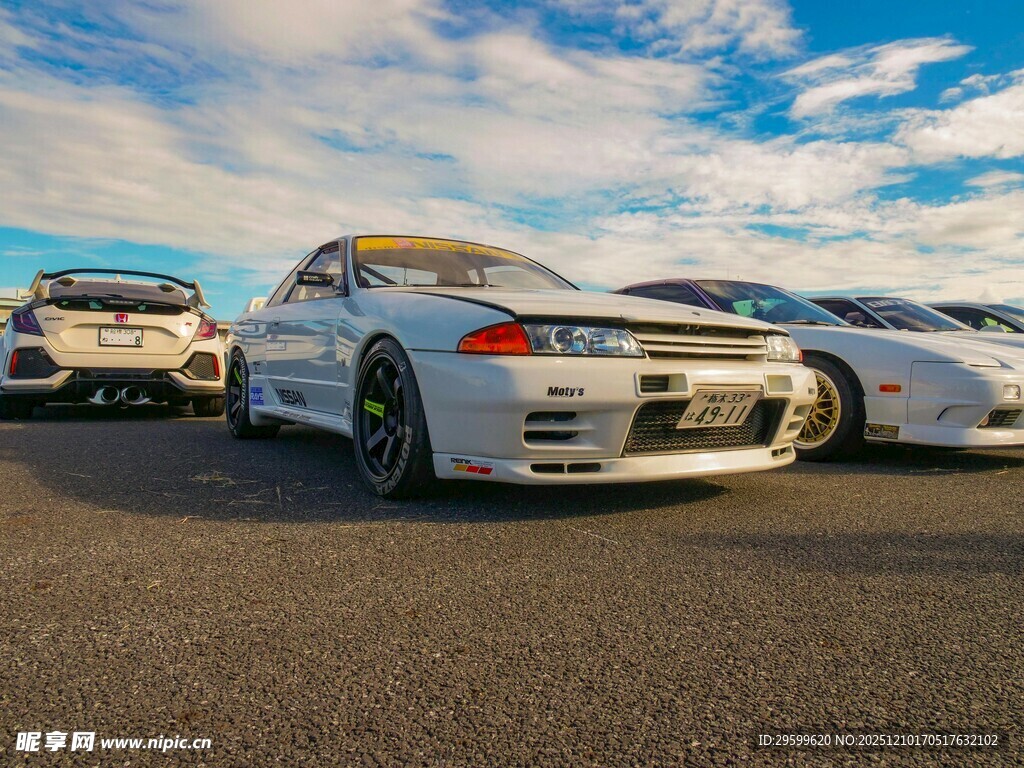 多辆酷炫跑车整齐停放