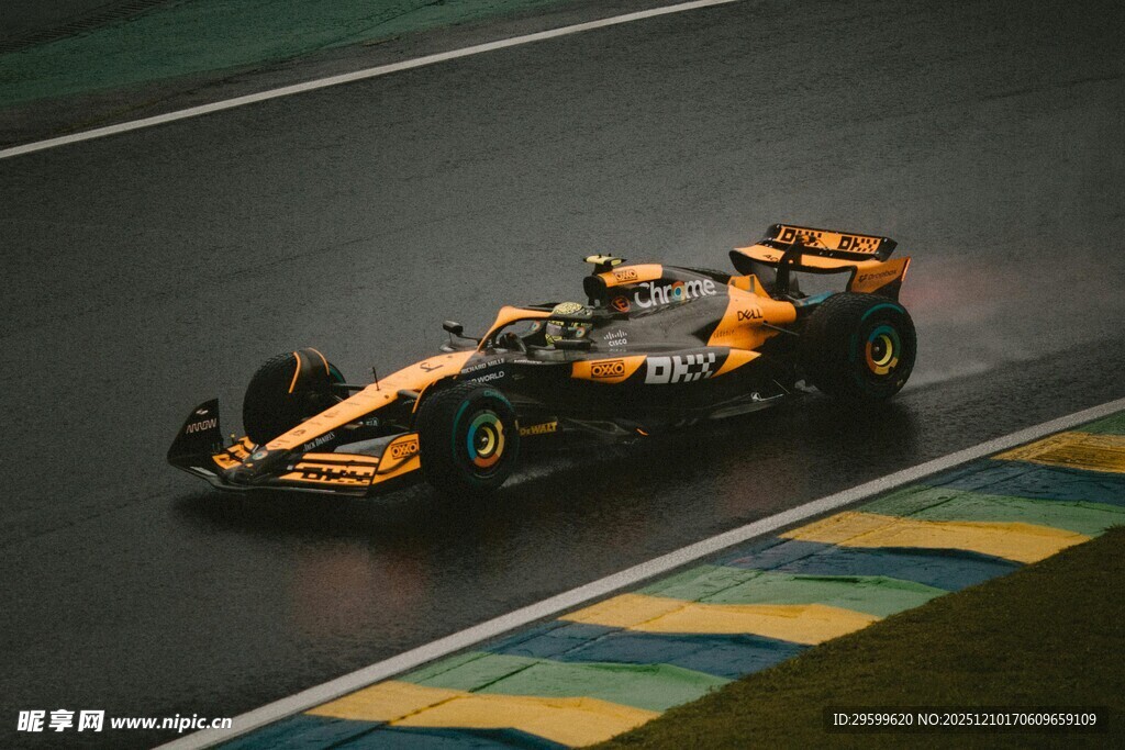 赛道上飞驰的黄色赛车