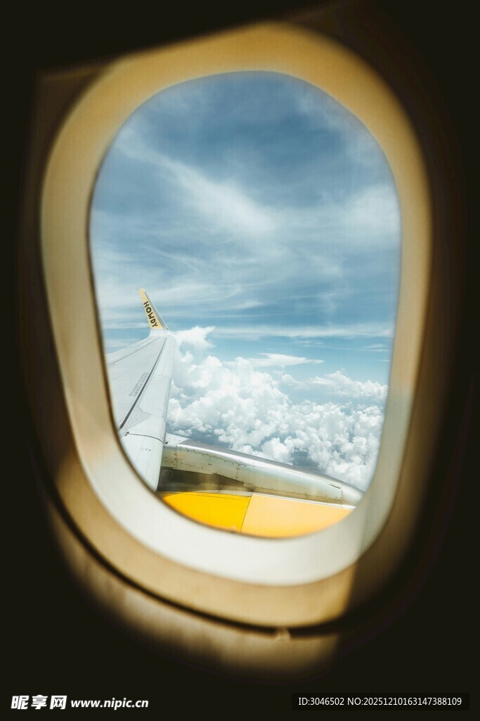 飞机舷窗中的云端美景