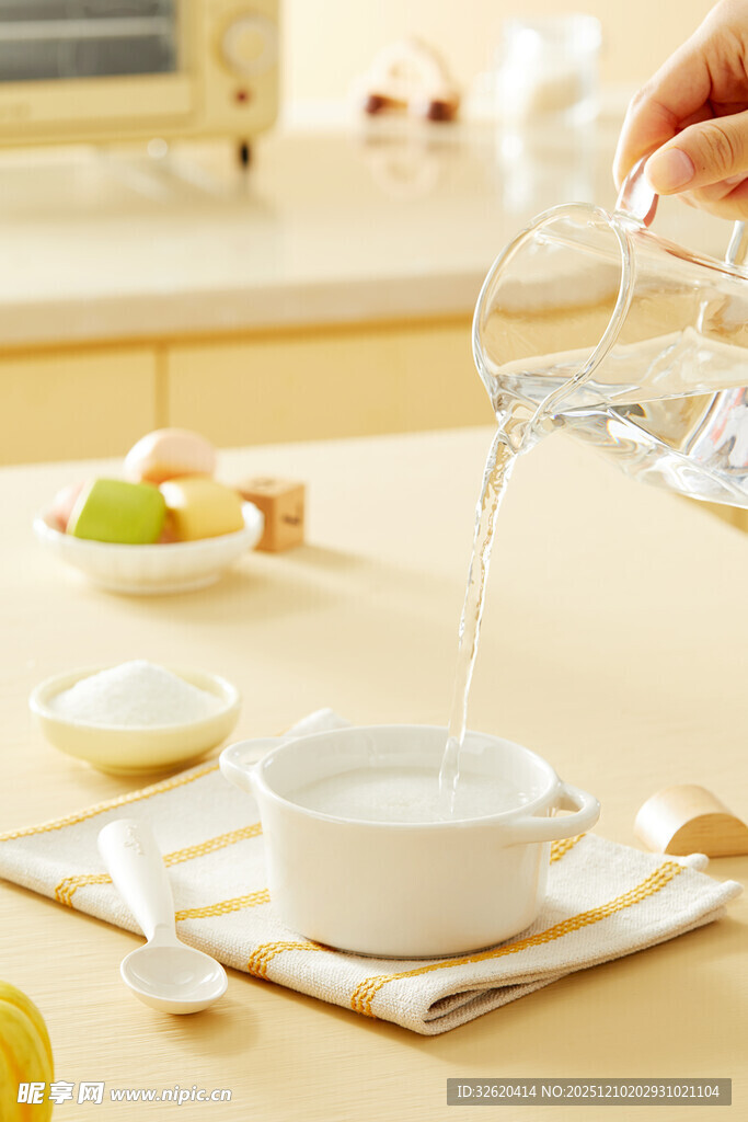 倒水入碗的温馨厨房场景