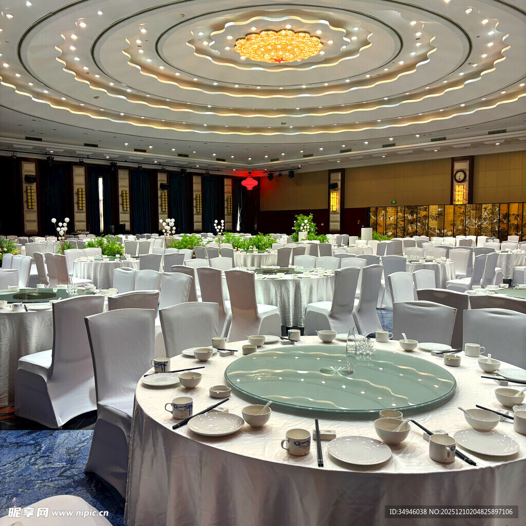 豪华宴会厅内的精致圆桌布置