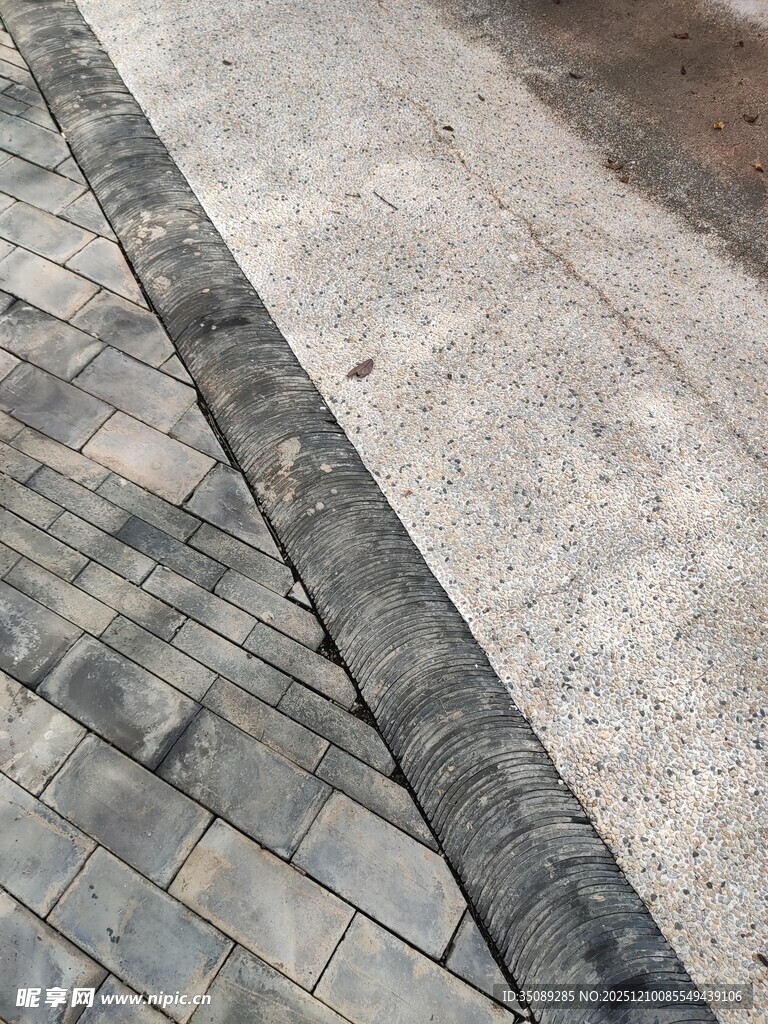 路边砖石与水泥路面衔接