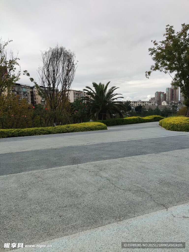 宽阔整洁的户外道路景观