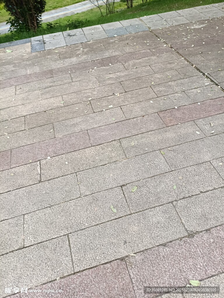 户外铺设的砖石路面