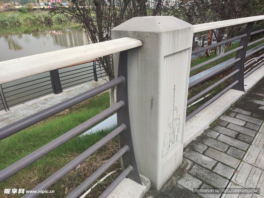 河边护栏近景