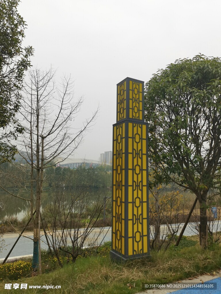 户外黄色立柱景观