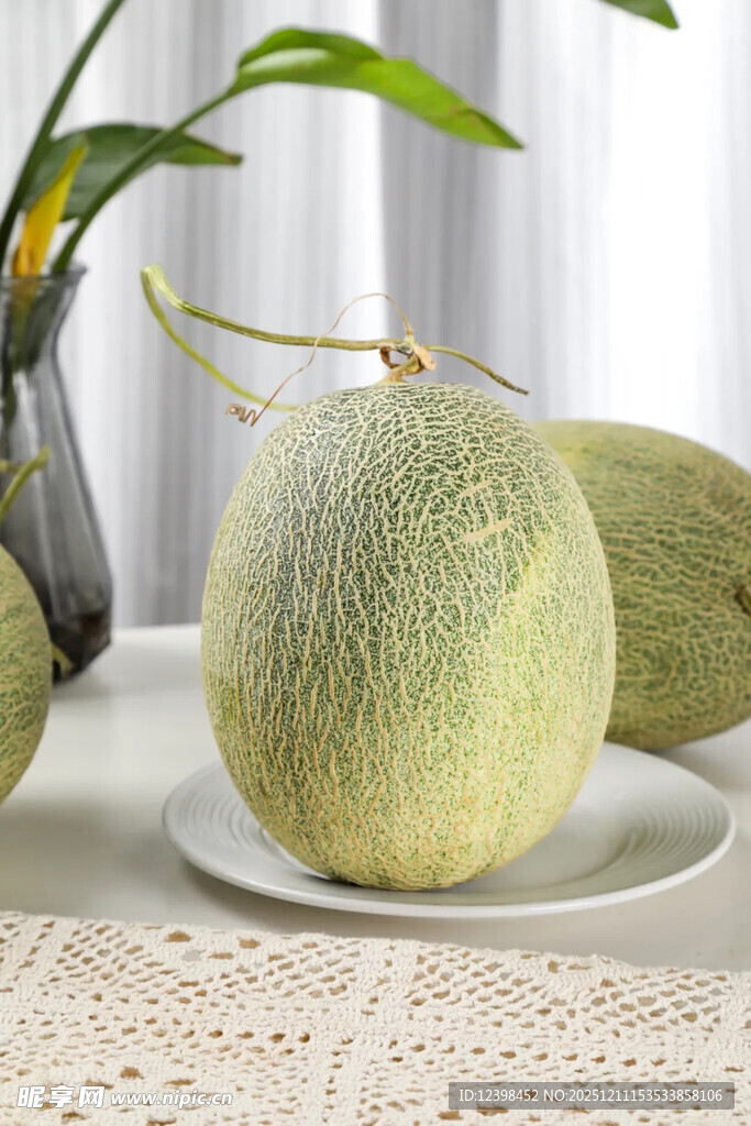 新鲜甜瓜摆于素雅盘中