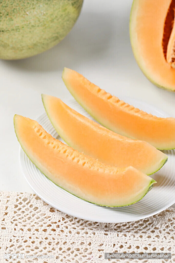 新鲜哈密瓜切片摆放在盘