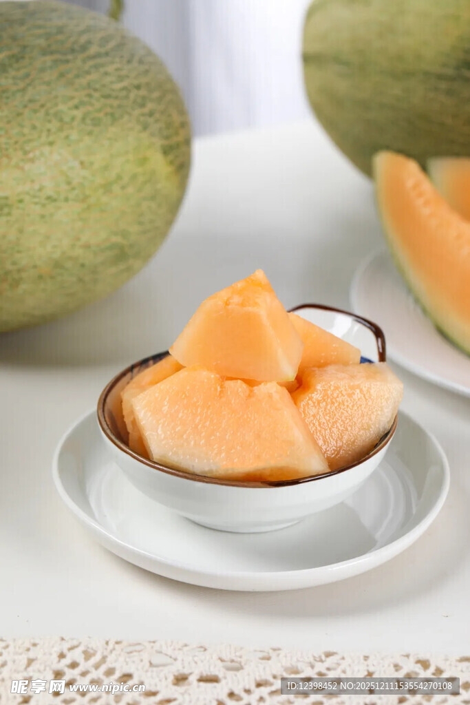 碗中切块哈密瓜