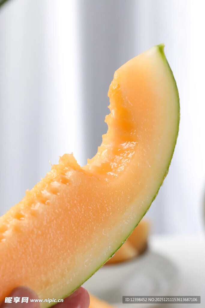 咬过的香甜哈密瓜