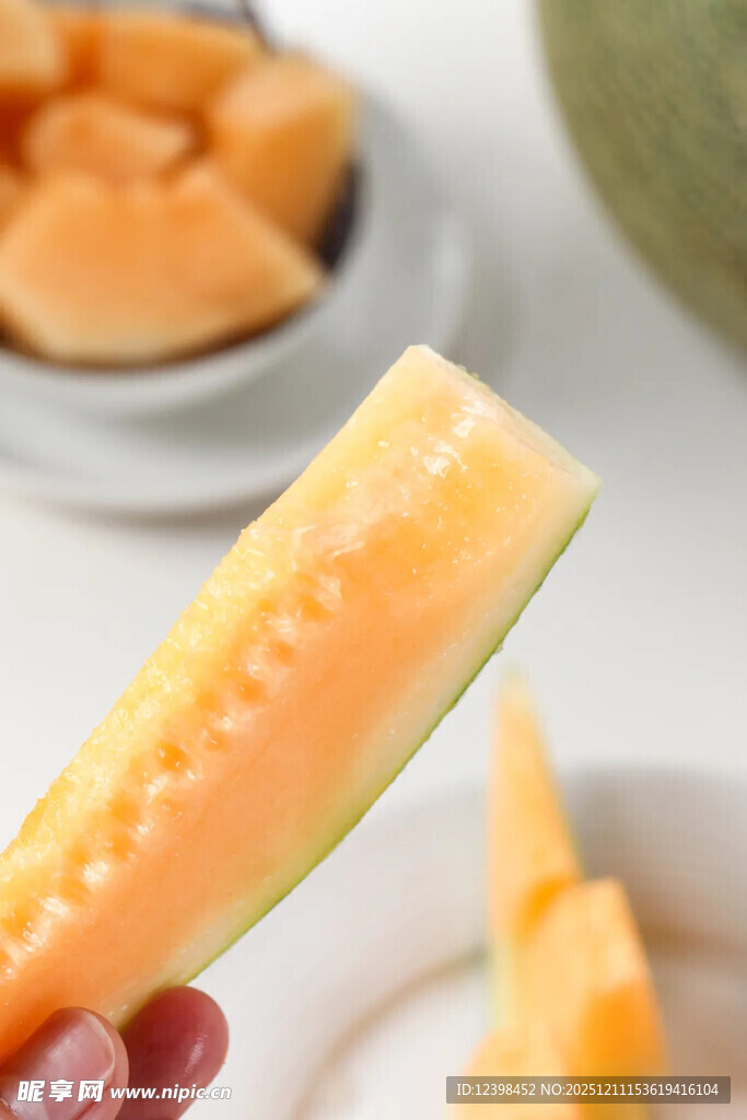 手捧美味蜜瓜切片