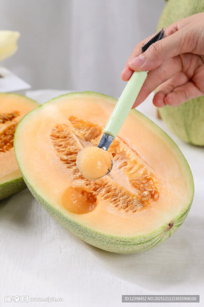 手挖蜜瓜果肉瞬间