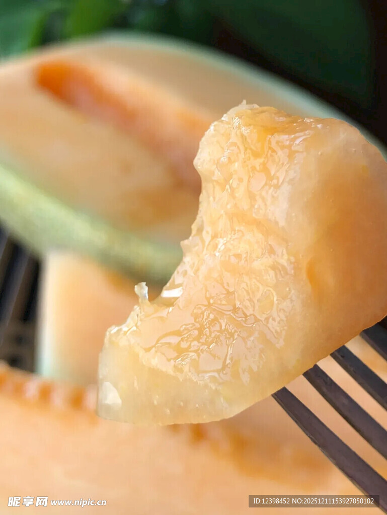 叉子上咬过的美味甜瓜