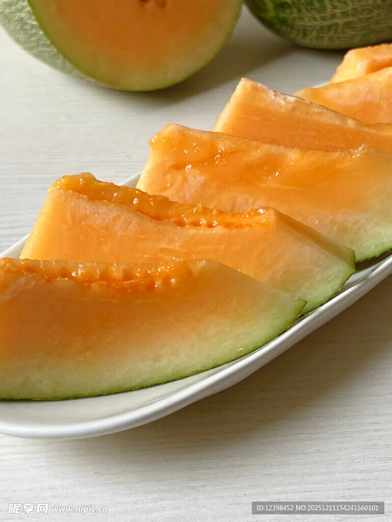 切片甜瓜摆放在白色盘子上