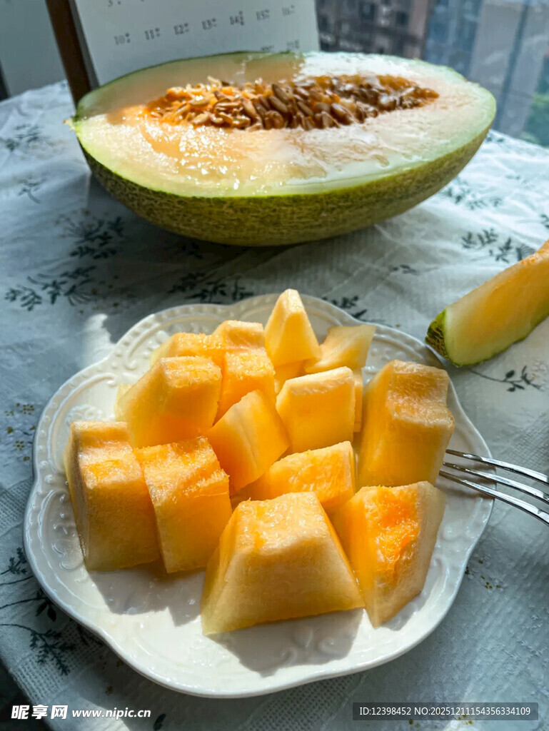 香甜哈密瓜切块摆盘