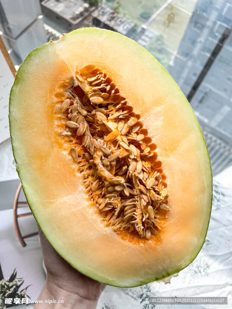 切开的香甜哈密瓜