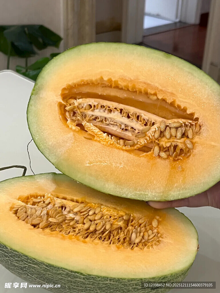 切开的香甜哈密瓜