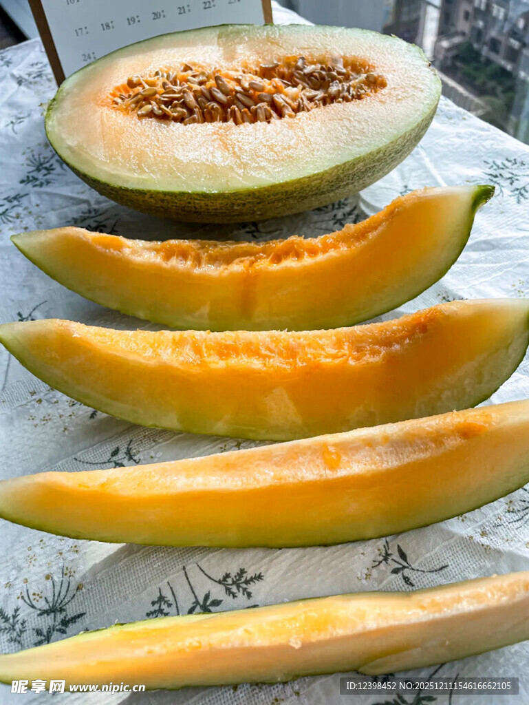 新鲜切开的多块美味甜瓜