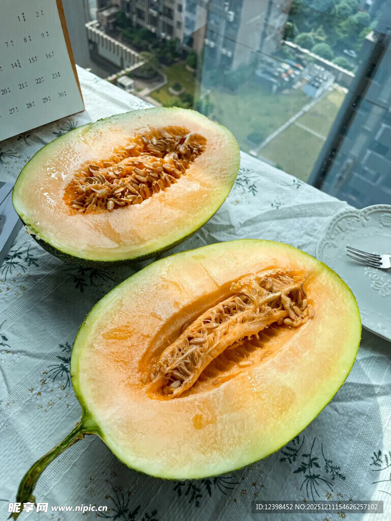 切开的新鲜哈密瓜