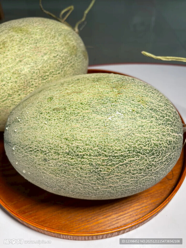 木盘上的两个网纹甜瓜