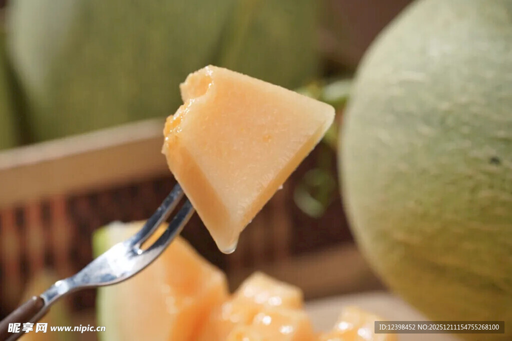 叉子上的美味甜瓜果肉
