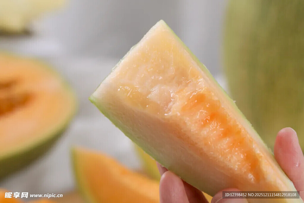 手捧美味甜瓜切片