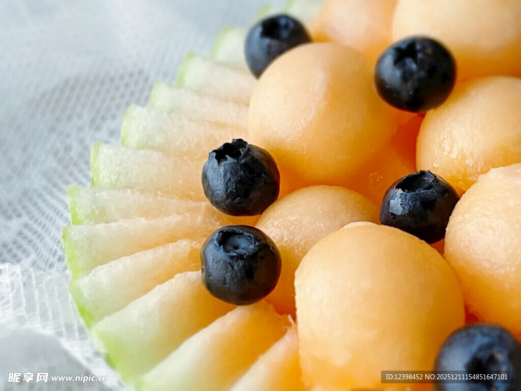 哈密瓜配蓝莓水果拼盘