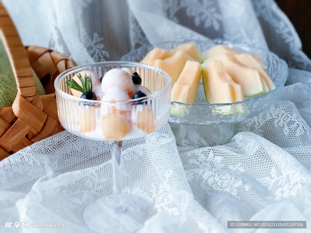 精致水果布丁甜点展示