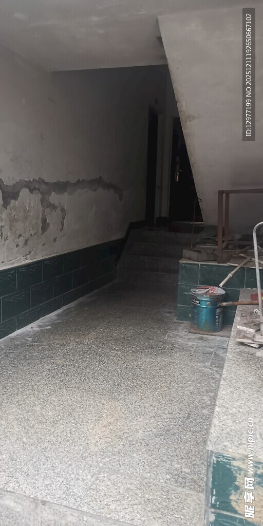 未装修的阁楼空间