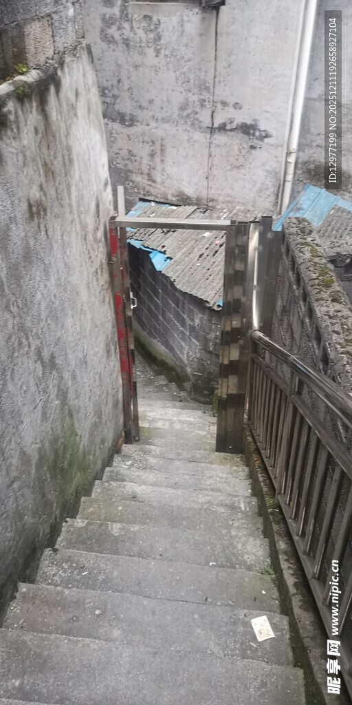 狭窄小巷中的老旧阶梯