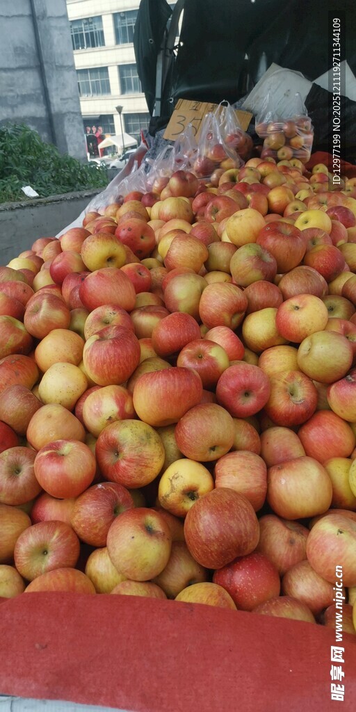 摊位上的新鲜红苹果