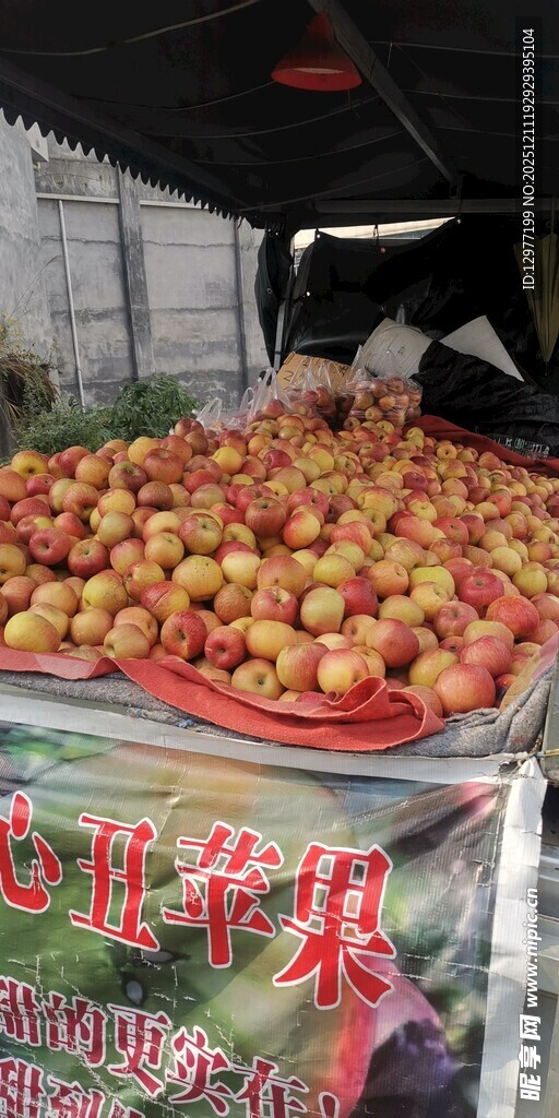 摊位上摆满色泽诱人苹果