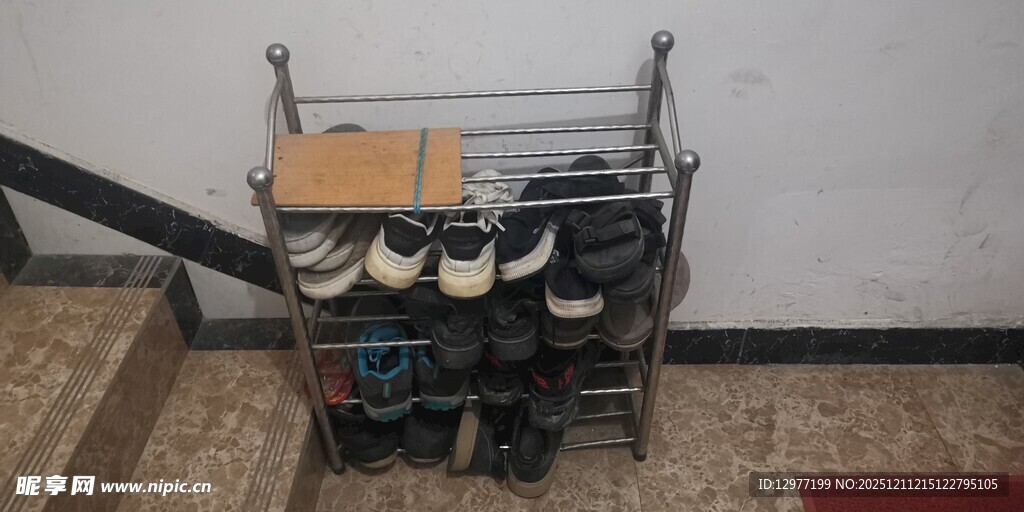 金属鞋架上摆放多双鞋子