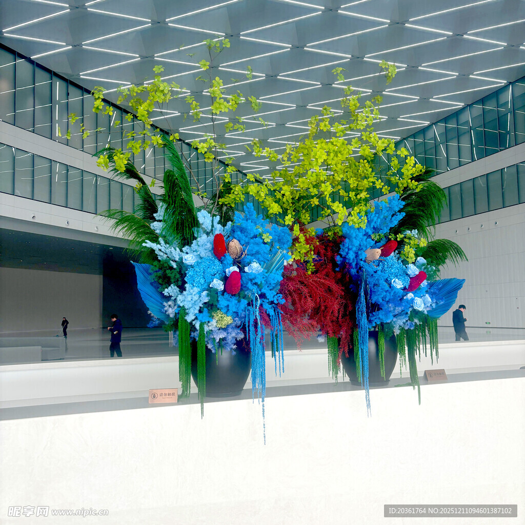 室内绚丽花卉艺术装置