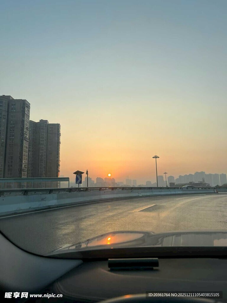 车内视角的城市日落美景