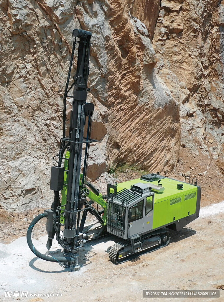 绿色钻孔设备于户外作业