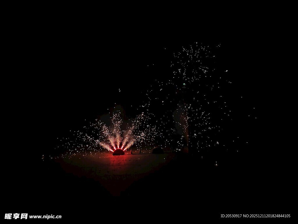 黑暗中的炫彩光芒爆发