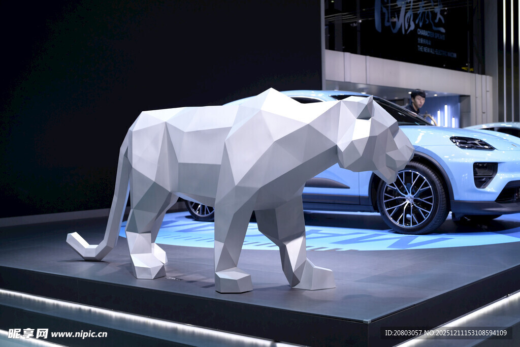 展厅中的折纸风格白虎模型