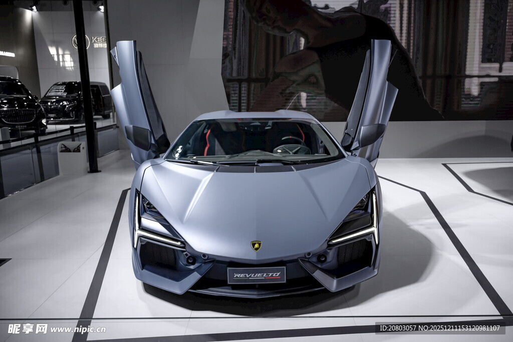 银灰超跑双门大开