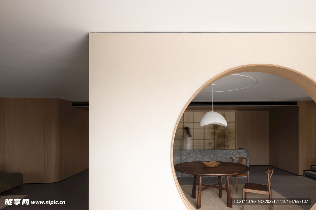 中式圆洞门后的雅致空间