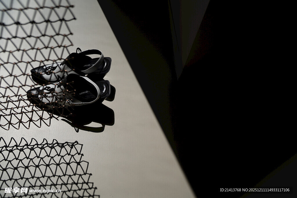 黑色鞋子置于金属网旁