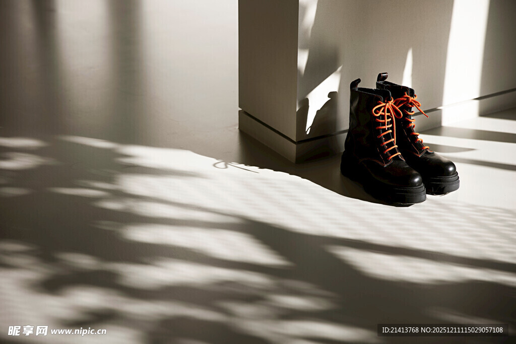 阳光下的复古靴子