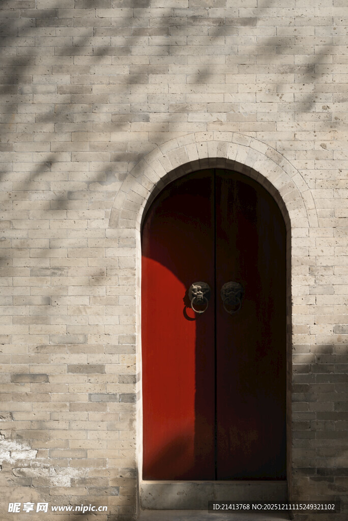红门立于斑驳墙面