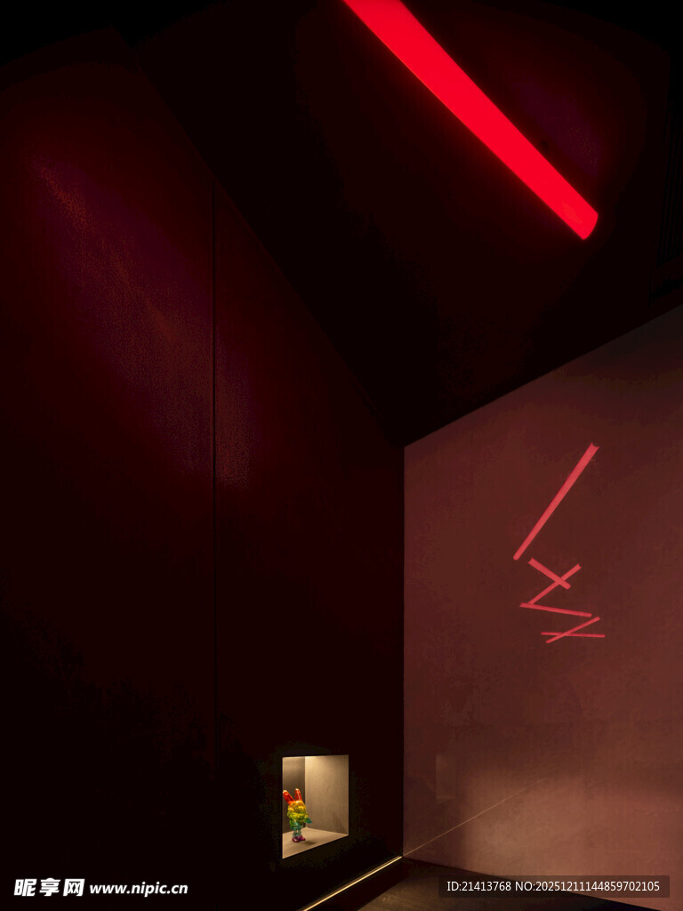暗室中的红色灯光艺术装置