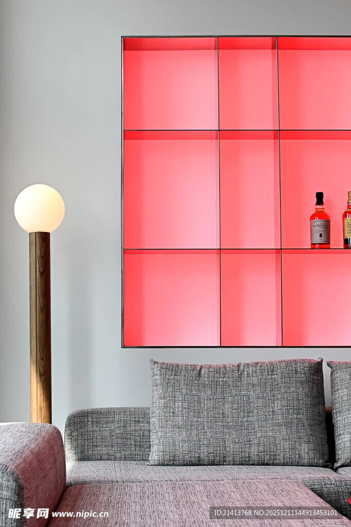 粉色置物架装点温馨客厅