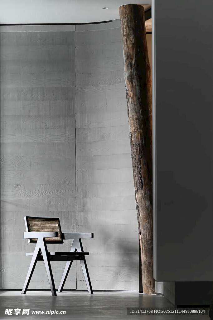 简约室内木柱与座椅搭配